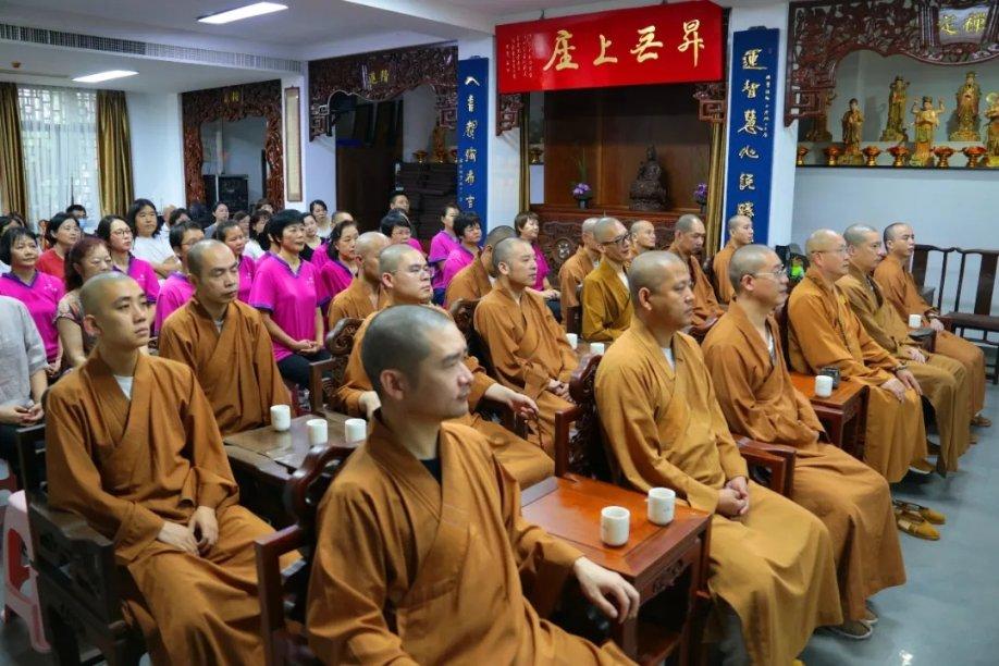 有哪些适合苹果型身材妹子的穿搭思路？有哪些平价推荐？